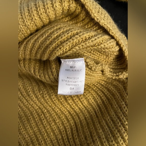 Women’s G.I.L.I. pullover goldenrod color pullover sweater with side slits - Picture 2 of 11